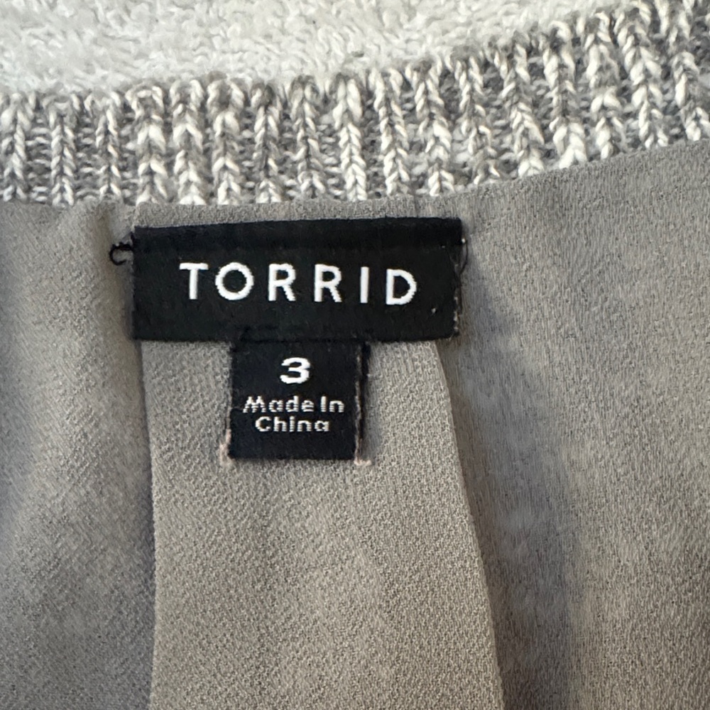 Torrid Marled Gray Cold Shoulder Pullover Sweater Sheer Back Hem Size 3 - Picture 2 of 9